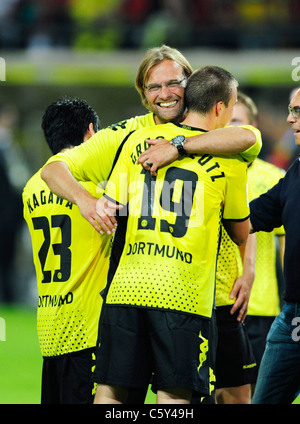 Bundesliga, Borussia Dortmund vs. Hamburger SV 3:1-CoachJürgen (Jürgen) Klopp (BVB) Umarmungen Kevin Großkreutz (Grosskreutz) Stockfoto