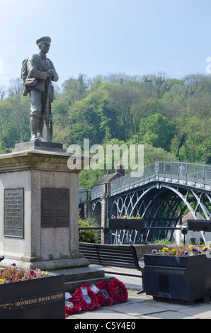 Kriegerdenkmal an der Ironbridge, Shropshire, England, UK Stockfoto