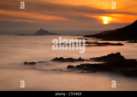 St. Michaels Mount von Stackhouse Bucht; Cornwall; Sonnenuntergang Stockfoto