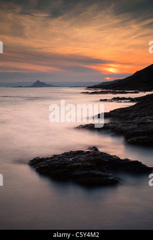 St. Michaels Mount von Stackhouse Bucht; Cornwall; Sonnenuntergang Stockfoto