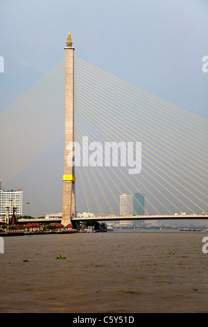 Die Rama-VIII-Brücke über den Chao Phraya River, Bangkok, Thailand Stockfoto