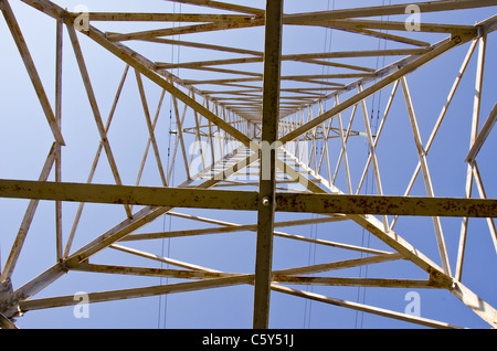 Closeup Hochspannung Strom Drähte und Stangen in den Hintergrund des Himmels. Stockfoto