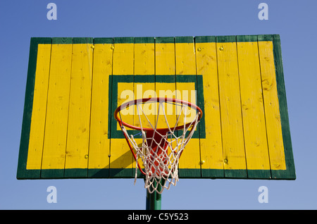 Basketball-Board lackiert, grün und gelb mit Netz auf den Reifen. Stockfoto