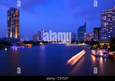 Chao-Phraya-Fluss in der Abenddämmerung, Bangkok, Thailand Stockfoto