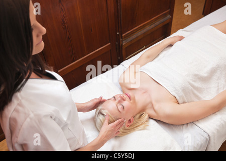 Schöne junge blonde Frau empfangen Kopf Massage im spa Stockfoto