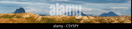 Bergpanorama in Sutherland, Highland, Schottland, Großbritannien. L, R, Suilven, Cul Mor, Cul Beag. Stockfoto