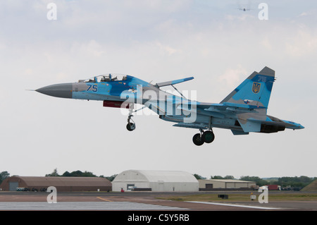 Ukrainische Luftwaffe Sukhoi Su-27UB Luft-Überlegenheit Kämpfer aus dem 831st Kämpfer-Luftfahrt-Regiment landet auf RAF Fairford Stockfoto