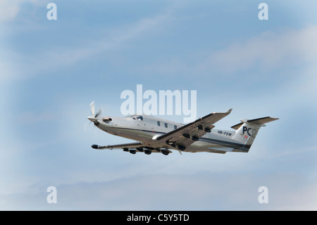 Schweizerische Pilatus PC-12/45 Turbine angetrieben Geschäftsflugzeuge, die HB-VDW 2011 Royal International Air Tattoo RAF Fairford ankommt Stockfoto