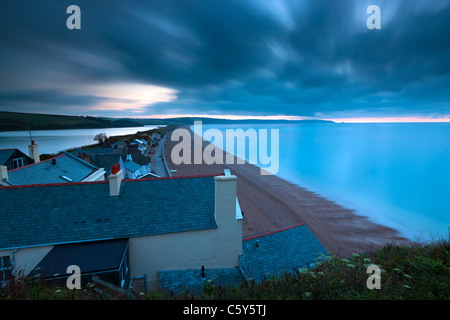 Blick entlang Sandstrand Stockfoto