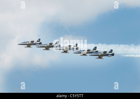 Italienische Luftwaffe aerobatic Team Il Frecce Tricolori fliegen Linie Astern in sehr engen Formation anzeigen, wie sie Proben Stockfoto