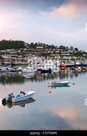 Kingswear Dorf und einem Boote an der Mündung des Flusses Dart in Dartmouth Stockfoto