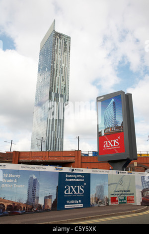 Der nicht vorhandene Achse-Turm auf Plakaten und LCD-Bildschirm mit Beetham Tower in Manchester UK Stockfoto