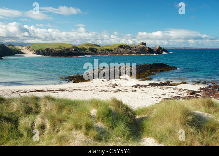 Clachtoll Strand und Split Rock, Clachtoll, Assynt, Sutherland, Highland, Schottland, UK. Stockfoto
