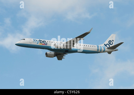 Embraer 195 Twinjet G-FBEG vom britischen kommerziellen Fluggesellschaft FlyBe eine Fliege macht passieren auf der 2011 International Air Tattoo Stockfoto