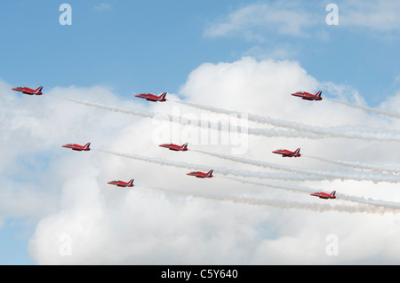 Britische Militär aerobatic anzeigen Team The Red Arrows eine Formation fliegen Vergangenheit in 2011 Royal International Air Tattoo durchführen Stockfoto