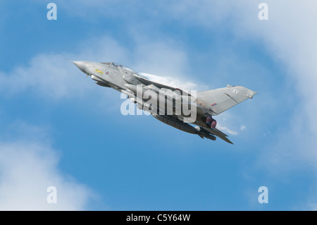 Britische Panavia Tornado GR4 Multi Rolle Combat Aircraft Desingation ZD410 aus RAF Lossiemouth Schottland fliegt aus der Wolke Stockfoto