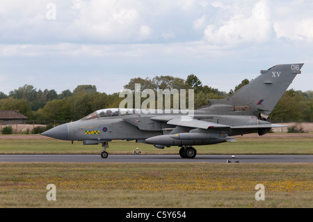 Britische Multi Rolle Combat Jet Tornado GR4, taxis Bezeichnung ZD410 von Nummer 15 Squadron Lossiemouth am 2011 Air Tattoo Stockfoto