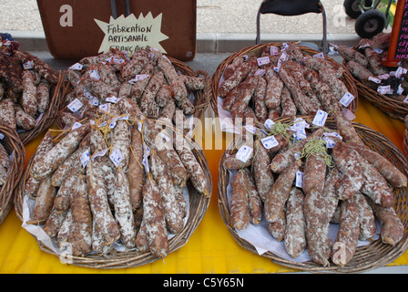 Würstchen auf Verkauf im französischen Markt Stockfoto