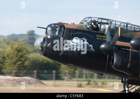 Schlacht von Großbritannien Memorial Flight Lancaster "Das Phantom der Ruhr" taxis am 2011 Royal International Air Tattoo. Stockfoto