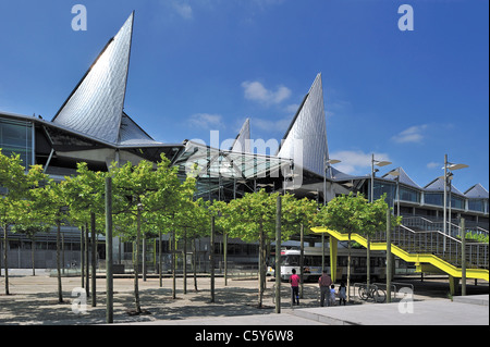 Gerichtsgebäude / neue Justizpalast und Tram an Straßenbahnhaltestelle Stadt Antwerpen Belgien Stockfoto