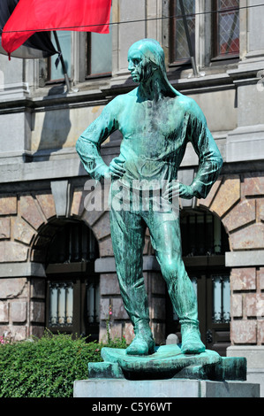 Bronzeskulptur De Buildrager / Arbeid Vrijheid / Dock Arbeiter bei der Stadt Antwerpen, Belgien Stockfoto