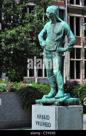 Bronzeskulptur De Buildrager / Arbeid Vrijheid / Dock Arbeiter bei der Stadt Antwerpen, Belgien Stockfoto