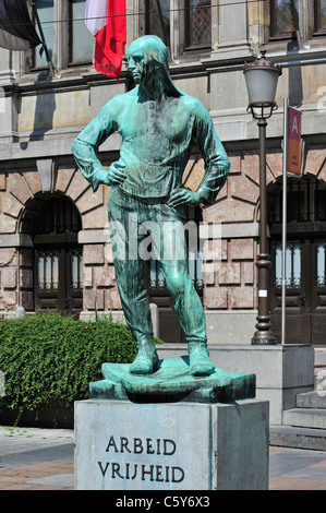 Bronzeskulptur De Buildrager / Arbeid Vrijheid / Dock Arbeiter bei der Stadt Antwerpen, Belgien Stockfoto