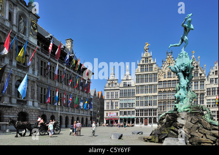 Antwerpen Rathaus, Zunfthäuser, die Statue von Brabo und Wagen auf dem Grote Markt / Main Square / Grand Place, Belgien Stockfoto