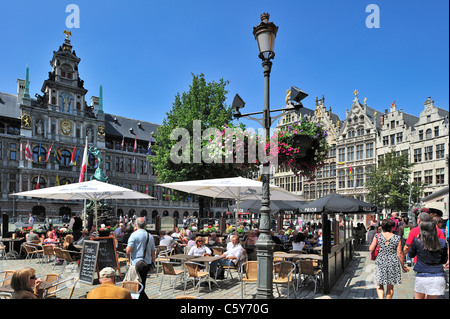 Touristen sitzen auf der Terrasse des Straßencafé auf dem Grote Markt / Hauptplatz / Grand Place in Antwerpen Stadt im Sommer, Belgien Stockfoto