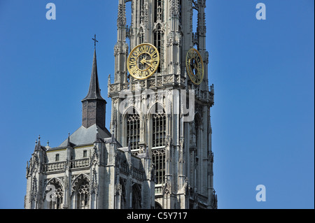 Turm von der gotische römisch-katholische Kathedrale Notre-Dame in Antwerpen zeigt Strebebögen und extravaganten Maßwerk, Belgien Stockfoto