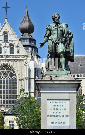 Statue des flämischen Barock-Malers Rubens vor der Kathedrale Notre-Dame in der Stadt Antwerpen, Belgien Stockfoto