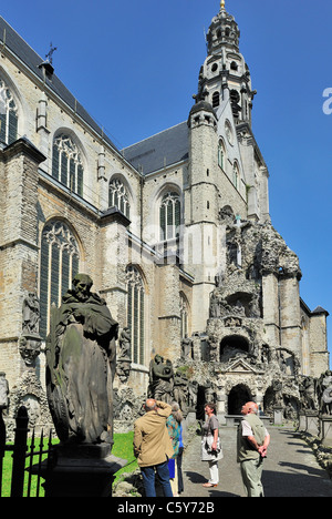 Weg des Kreuzes / Via Dolorosa mit Kalvarienberg außerhalb der Kirche des Heiligen Paulus in der Stadt Antwerpen, Belgien Stockfoto