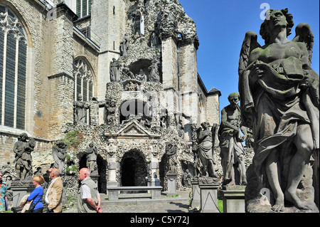 Weg des Kreuzes / Via Dolorosa mit Kalvarienberg außerhalb der Kirche St. Paul in der Stadt Antwerpen, Belgien Stockfoto