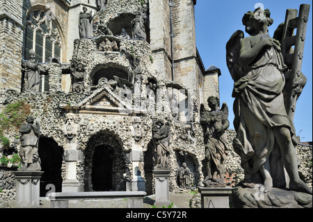 Weg des Kreuzes / Via Dolorosa mit Kalvarienberg außerhalb der Kirche St. Paul in der Stadt Antwerpen, Belgien Stockfoto