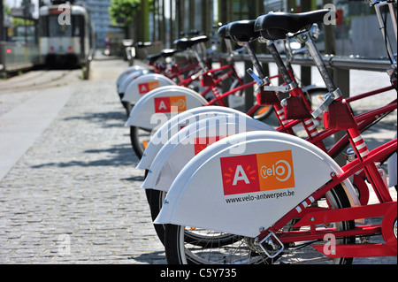 Geparkten roten Fahrräder in einer Velo-Station in Antwerpen, Belgien Stockfoto