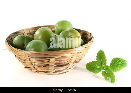 frische grüne Pflaumen auf weißem Hintergrund Stockfoto