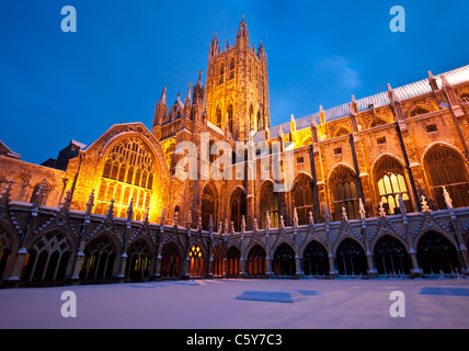 Die Kathedrale von Canterbury mit Schnee bedeckt in der Abenddämmerung in Canterbury, Kent, UK. Stockfoto