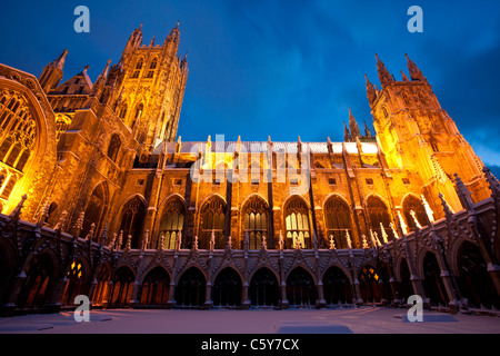 Die Kathedrale von Canterbury mit Schnee bedeckt in der Abenddämmerung in Canterbury, Kent, UK. Stockfoto