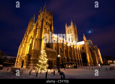 Die Kathedrale von Canterbury im Schnee mit Weihnachtsbaum und Stall mit Krippe in Canterbury, Kent, UK. Stockfoto