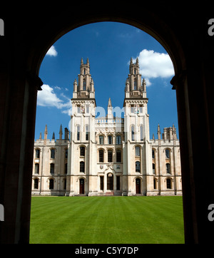 Am All Souls College Türme angesehen durch Bogen in Oxford, Großbritannien. Stockfoto