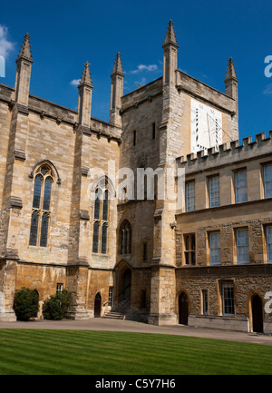 Sonnenuhr auf dem Turm von New College in Oxford, Großbritannien. Stockfoto