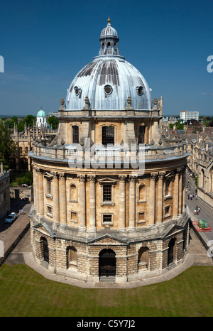 Radcliffe Kamera gesehen vom Turm der Marienkirche in Oxford, Großbritannien. Stockfoto