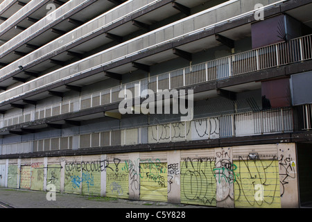 Graffiti auf einem heruntergekommenen Wohnblock Stockfoto