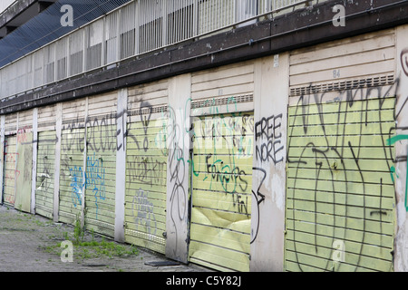 Graffiti auf einem heruntergekommenen Wohnblock Stockfoto