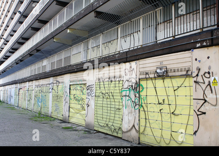 Graffiti auf einem heruntergekommenen Wohnblock Stockfoto