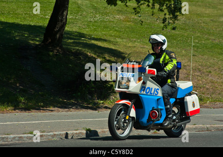 Eine Polizei, die Motorrad fahren Stockfoto