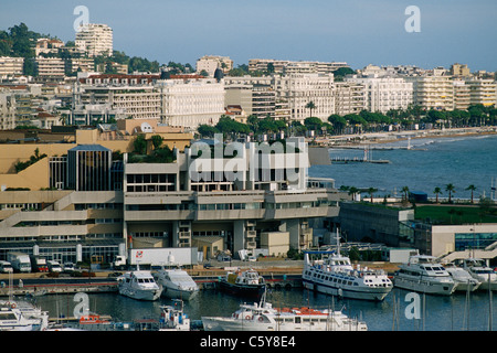 Palais des Festivals et des Congrès & La Croisette in Cannes Frankreich Hintergrund. Stockfoto