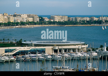 Palais des Festivals et des Congrès & La Croisette in Cannes Frankreich Hintergrund. Stockfoto