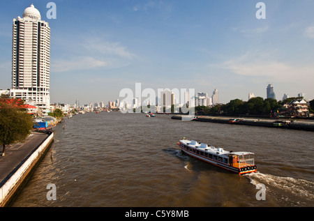 Eine Fähre am Chao Phraya, Bangkok, Thailand Stockfoto