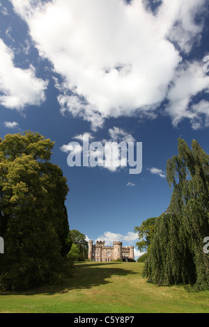 Cholmondeley Schlossgärten. Malerische Sommer Blick auf Cholmondeley Burg. Stockfoto